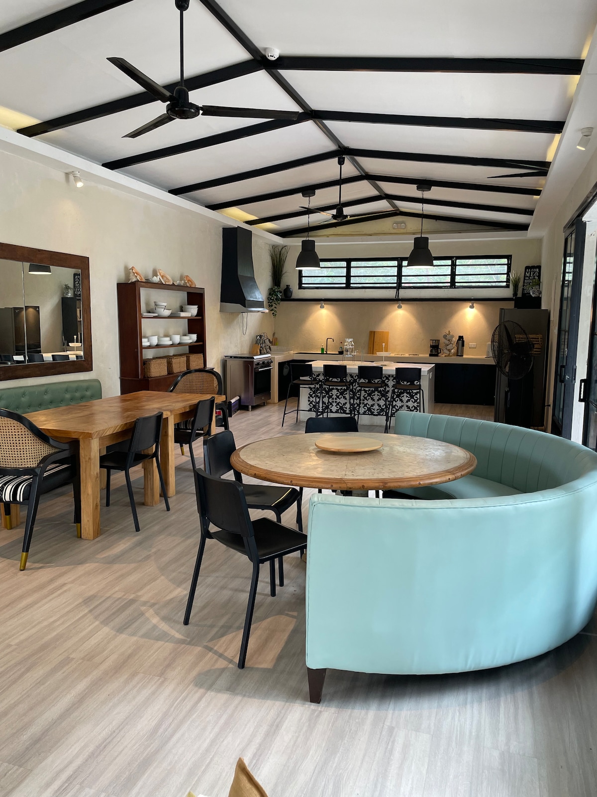 Casa Dos dining and kitchen area