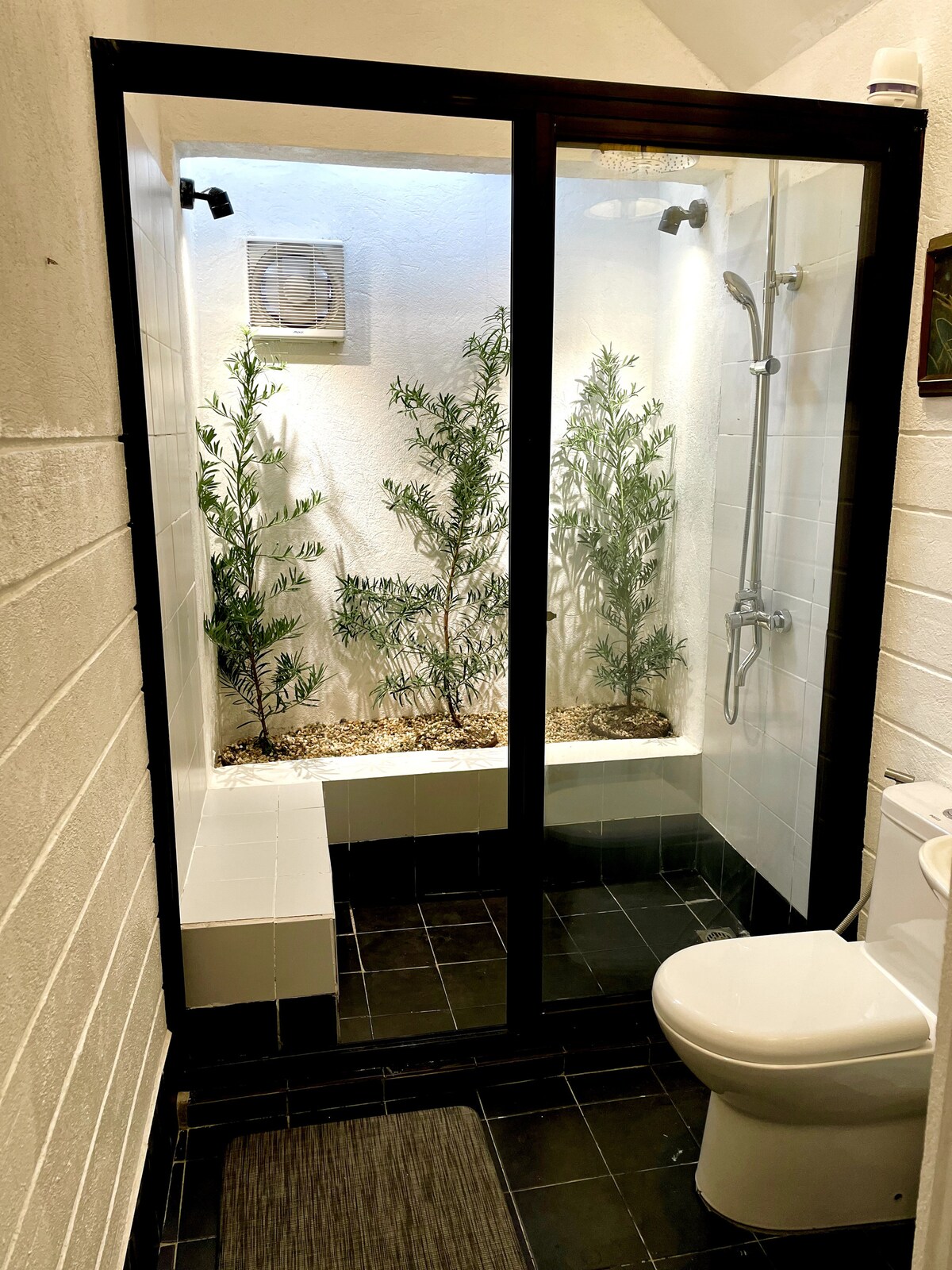 Casa Uno bathroom with indoor plants
